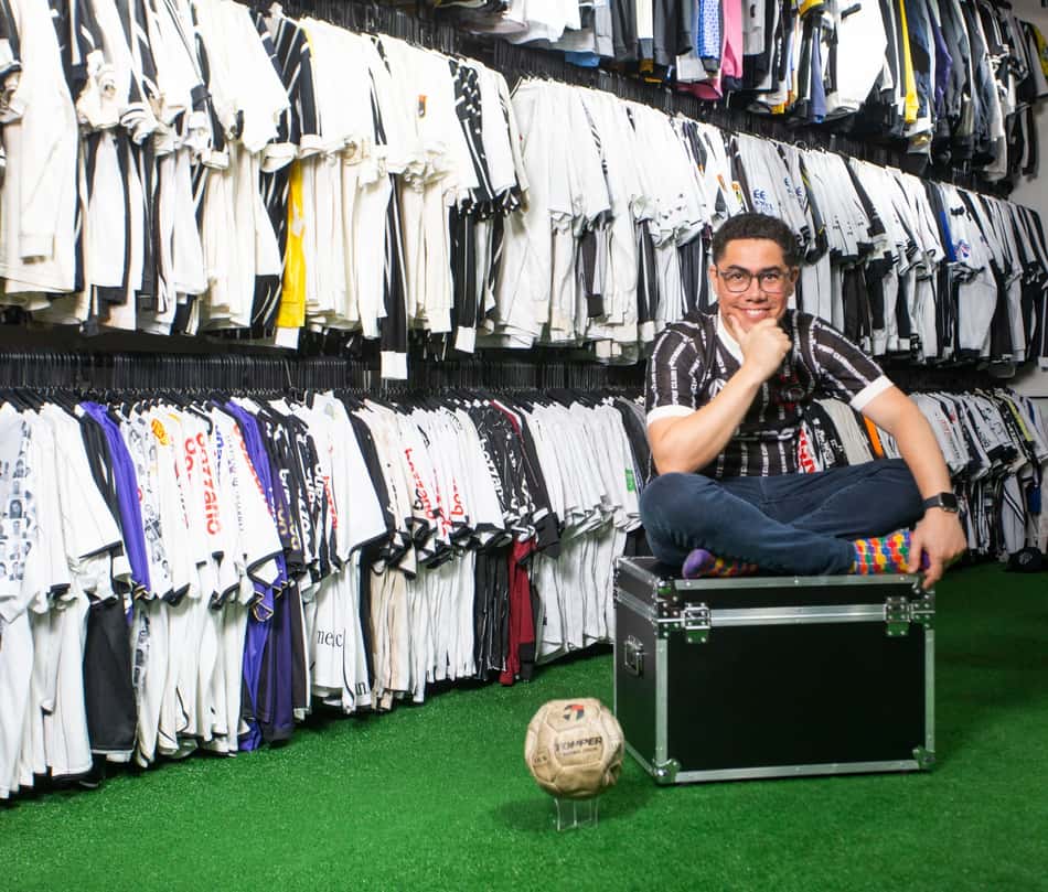 Alambrado Futebol e Cultura inaugura a exposição 'Mantos Campeões', assinada por Cássio Brandão (Foto: Divulgação)