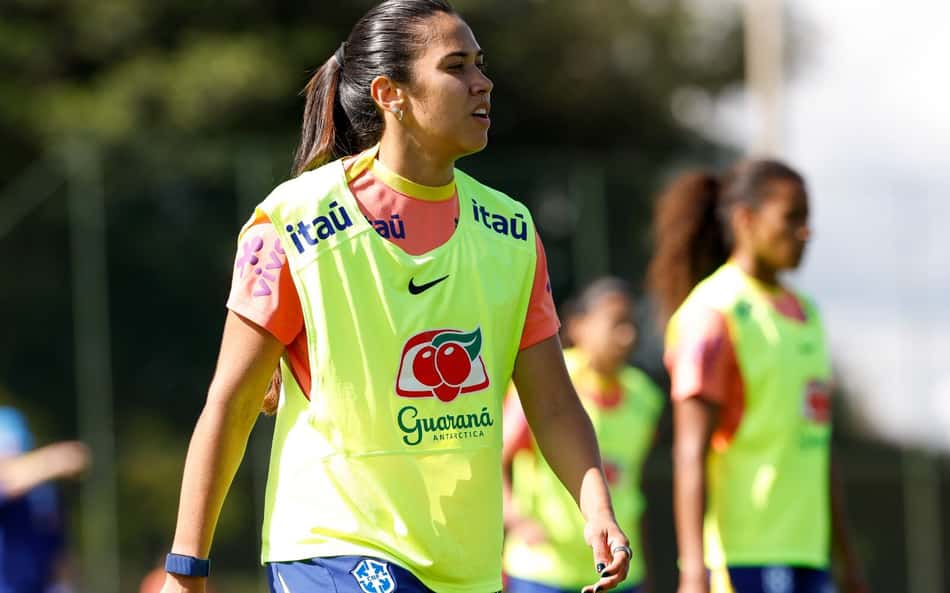 Antônia durante treino da Seleção Brasileira. (Luciana Vermell/CBF)