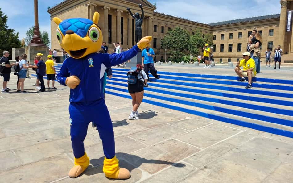 Brasileiro fantasiado de Fuleco vira atração em frente à estátua de Rocky Balboa (Foto: Marcio Dolzan / Lance!)
