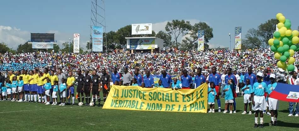 Jogadores de Brasil e Haiti no Jogo da Paz, em 2004