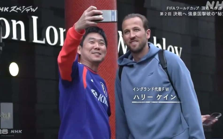 Técnico do Japão vira assunto nas redes após selfie com Harry Kane durante Copa do Mundo