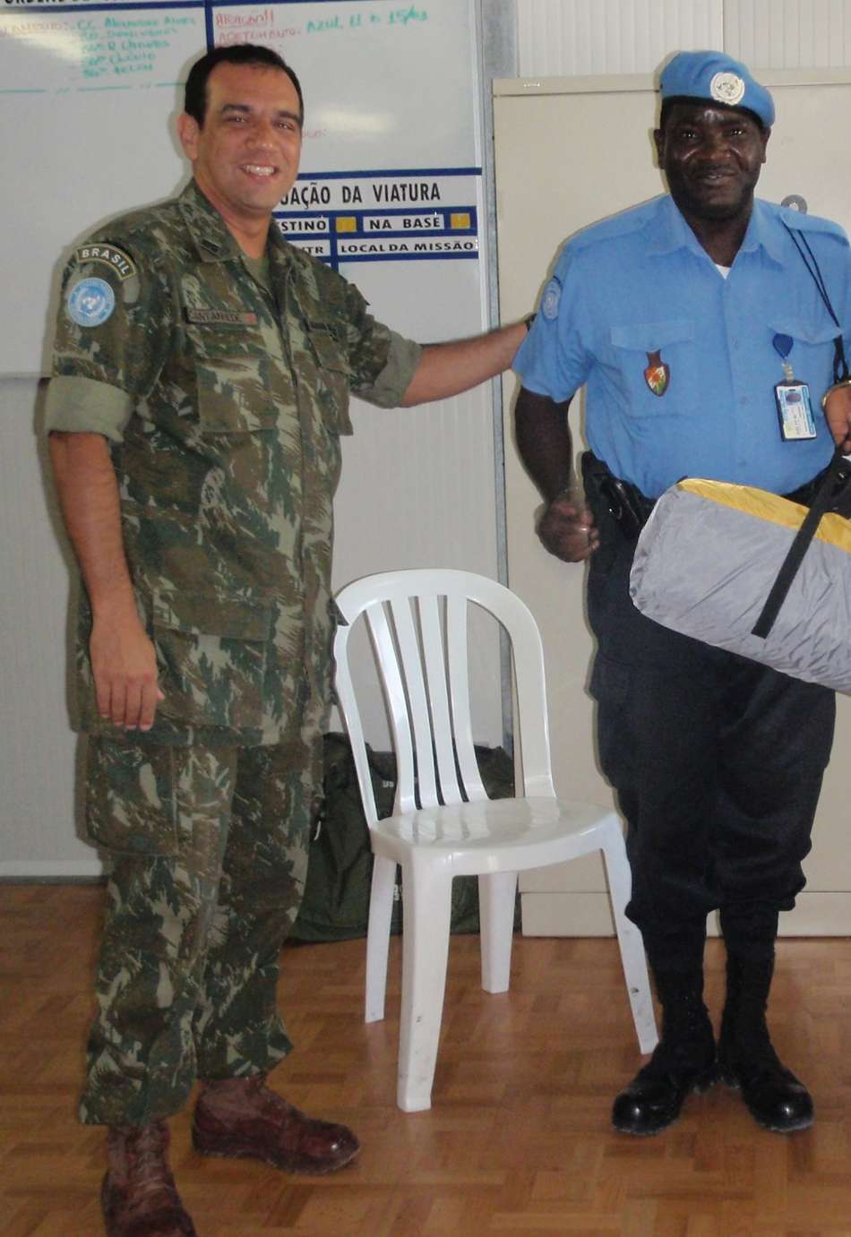 Capitão Catanhêde ao lado de um militar de outro país da Força de Paz da ONU (Foto: Arquivo Pessoal)