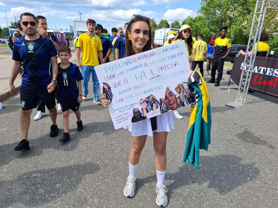 Torcedora pede ingresso de Brasil x Haiti
