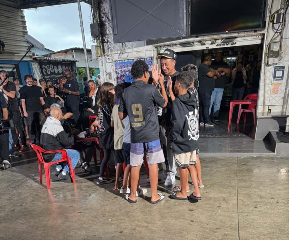 Lingard visita a favela de Heliópolis, em São Paulo (Foto: Reprodução)