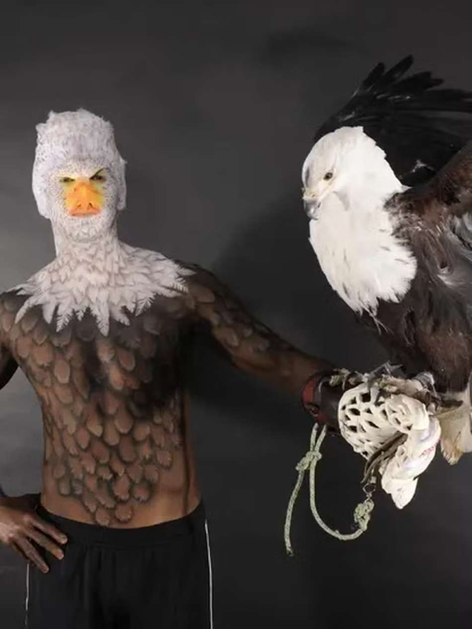 Rene Adler fantasiado de águia