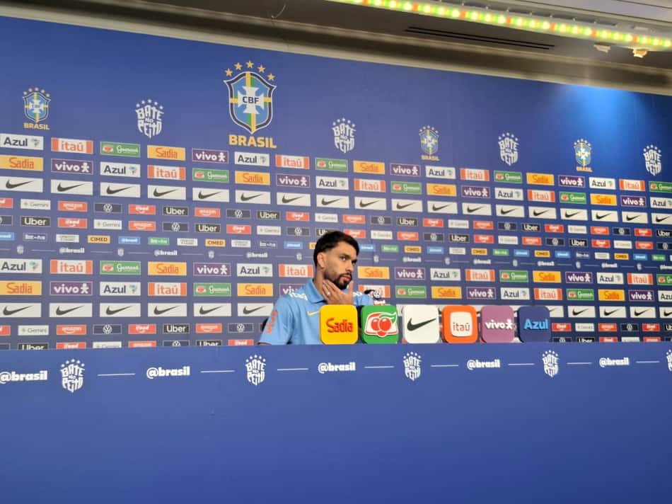 Lucas Paquetá durante entrevisa coletiva da Seleção Brasileira (Foto: Marcio Dolzan/Lance!)