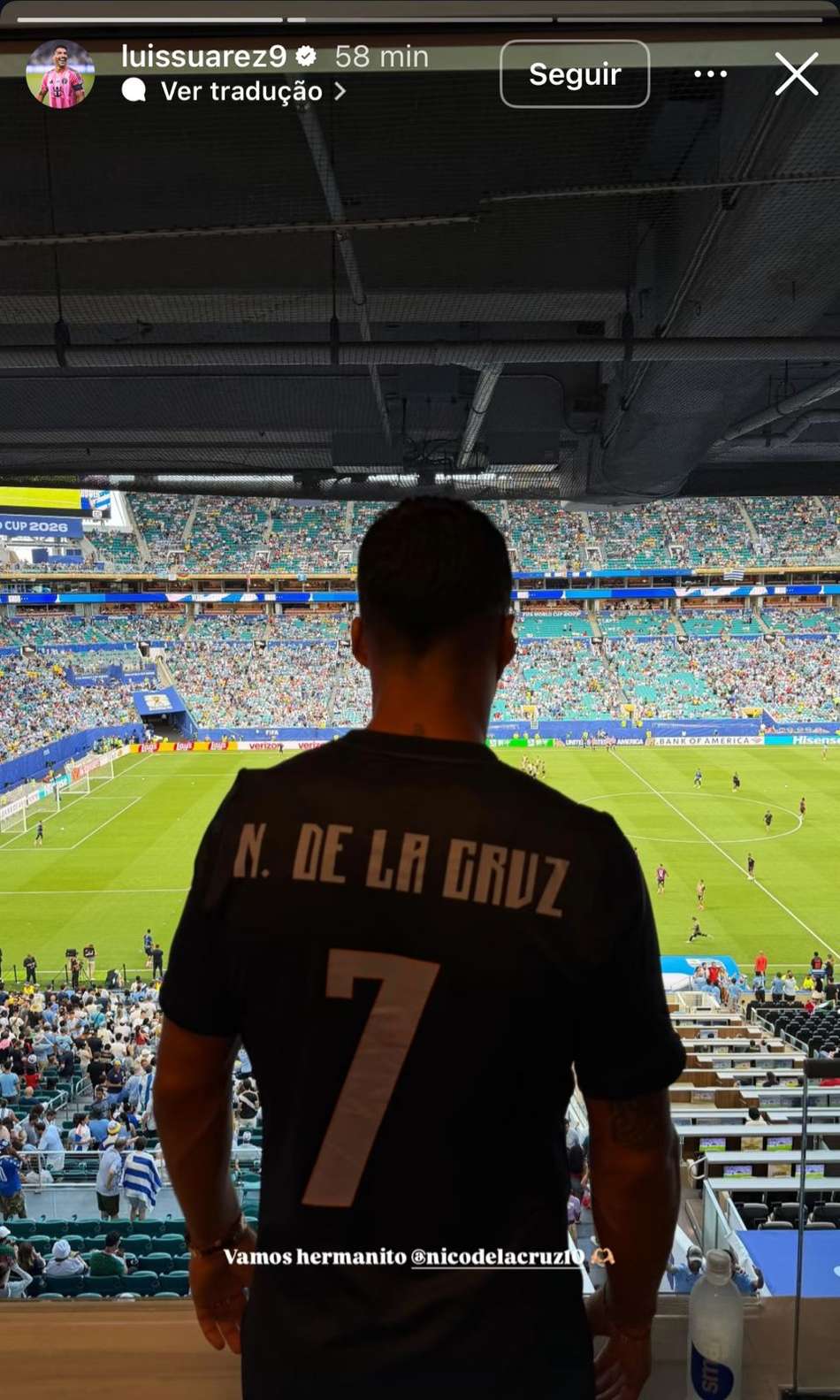 Suárez, de costas, vestindo camisa de Nico De La Cruz