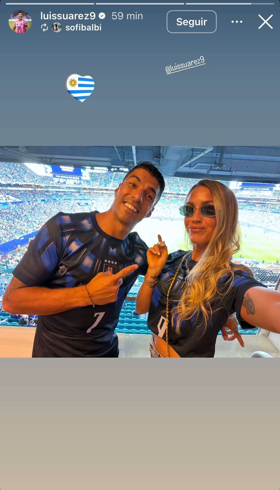 Suárez e esposa assistindo a jogo do Uruguai na Copa do Mundo