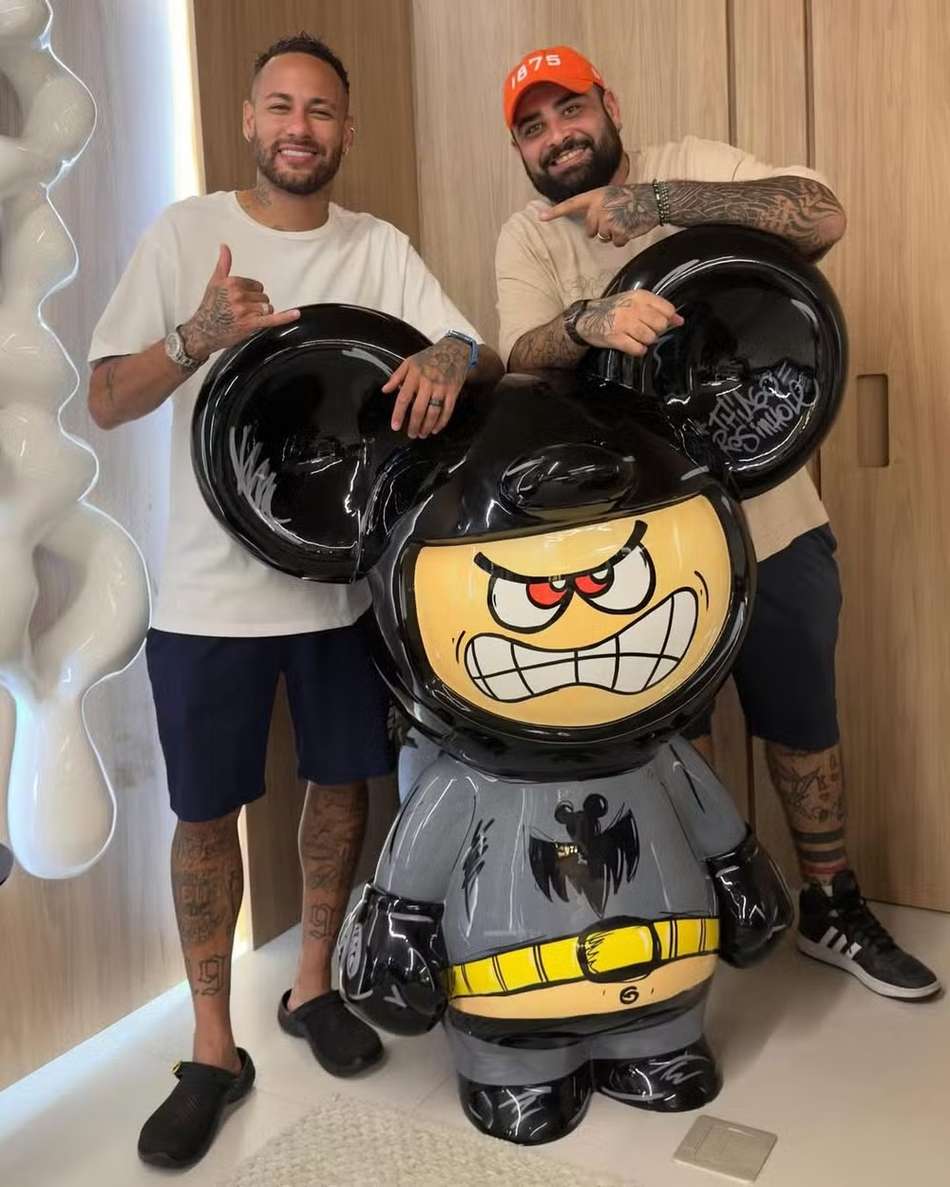 Neymar, ao lado do artista plástico brasileiro Thiago Rosinhole e a obra Budii Toy, adquirida pelo craque.