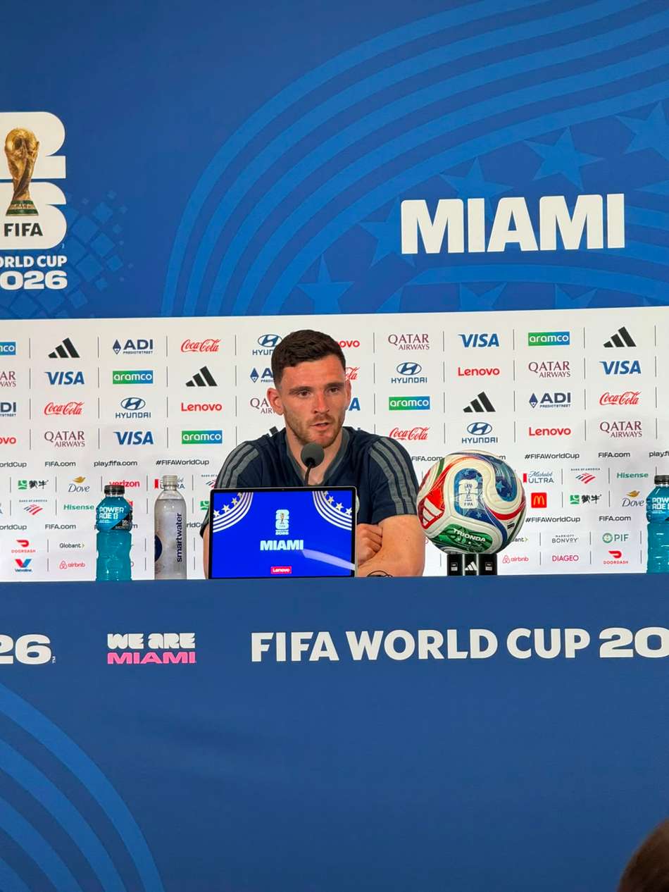 Robertson, lateral da Escócia, em coletiva de imprensa na véspera do jogo contra o Brasil