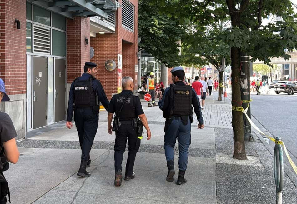 Forças Cataris patrulhando a região do estádio BC Place ao lado de autoridades locais do Canadá, antes da partida entre Canadá e Suíça.