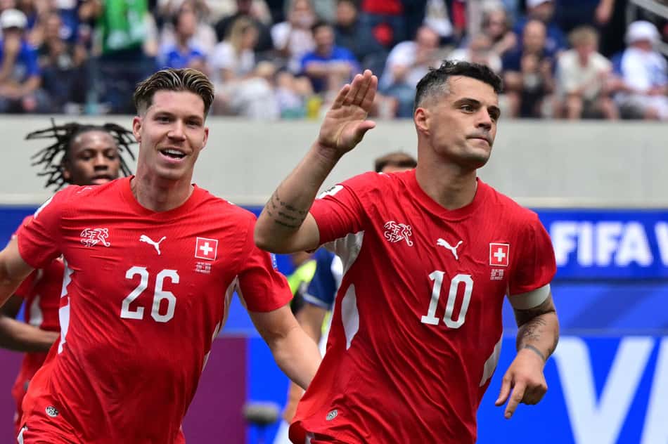 Xhaka comemora gol marcado pela Suíça contra a Bósnia, pela Copa do Mundo