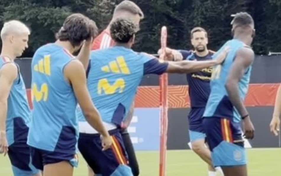 Durante treino da Espanha na Copa do Mundo, Nico William acertou duas vezes a perna de Lamnie Yamal