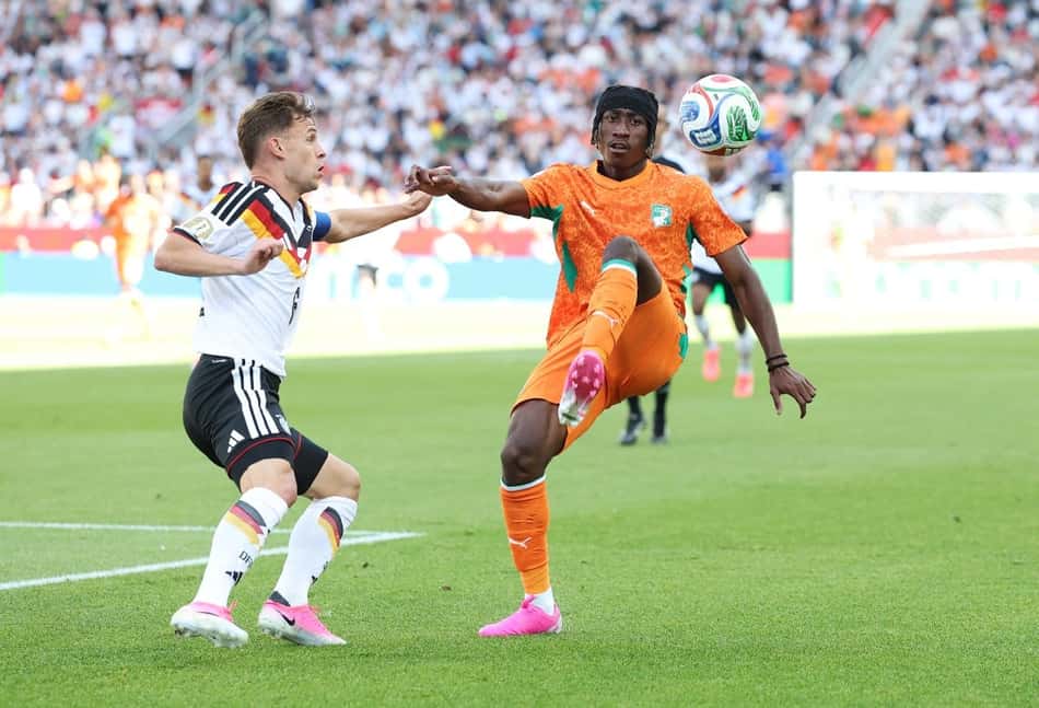 Yan Diomande, da Costa do Marfim, encara marcação de Kimmich, da Alemanha