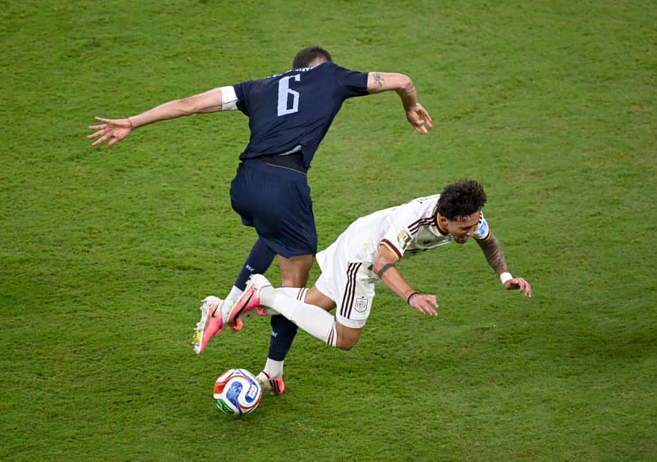 Yéremy Pino, da Espanha, levou a pior em dividida com Bentancur, do Uruguai