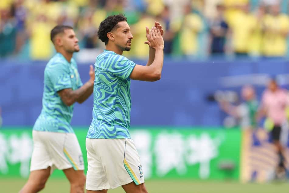 Zagueiro Marquinhos aplaude a torcida em Miami