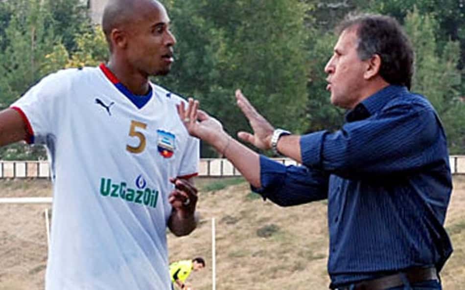 Zico passa instruções ao zagueiro Luizão durante sua passagem pelo Uzbequistão