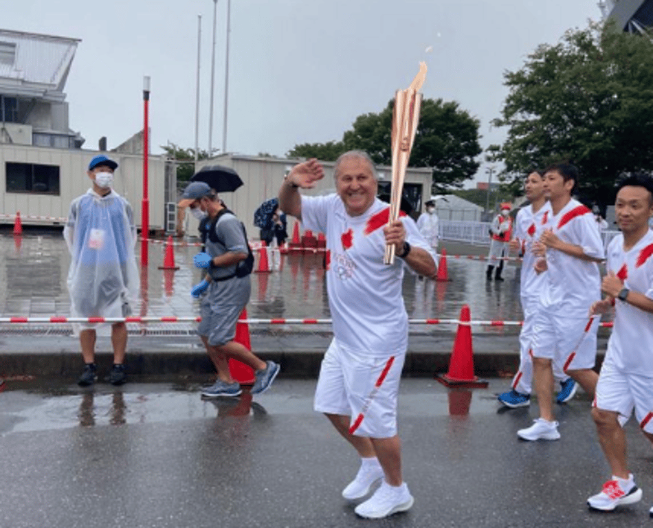 Zico com a tocha olímpica na Olimpíada de Japão