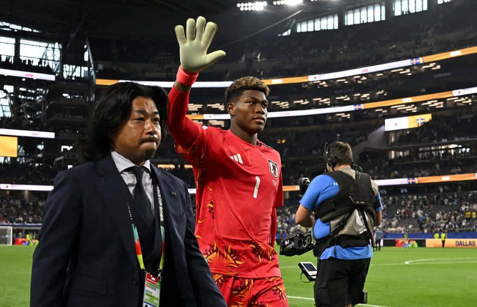 O goleiro do Japão, Zion Suzuki (nº 01), acena ao deixar o gramado ao final da partida de futebol contra a Suécia pelo Grupo F da Copa do Mundo de 2026, no Dallas Stadium, em Arlington (Foto: Paul Ellis / Afp)