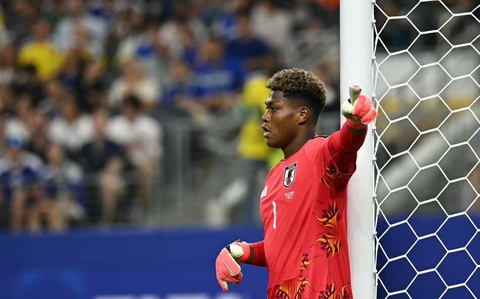 O goleiro do Japão, Zion Suzuki (nº 01), faz um gesto durante a partida de futebol contra a Suécia pelo Grupo F da Copa do Mundo de 2026, no Dallas Stadium, em Arlington (Foto: Paul Ellis / Afp)