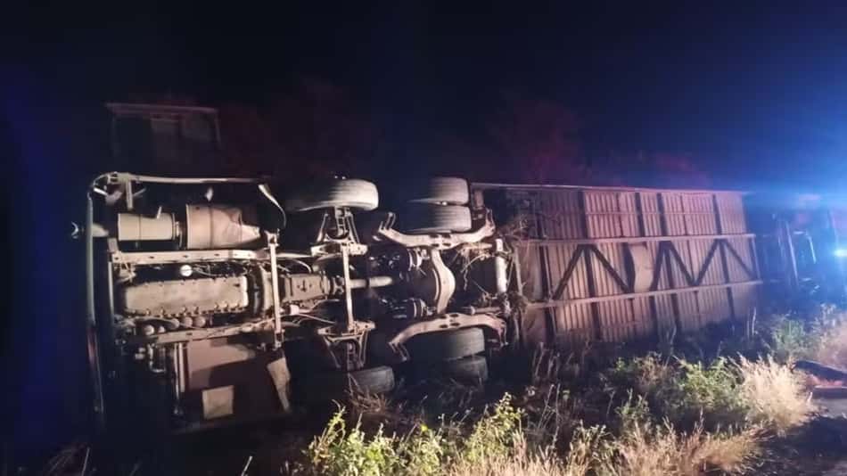 Ônibus capotou no trajeto entre Sobral e Juazeiro do Norte