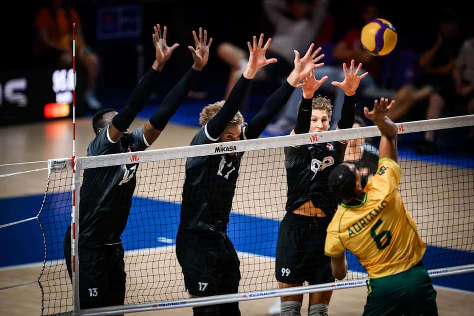 O ponteiro Adriano encara o bloqueio canadense em jogo válido pela VNL