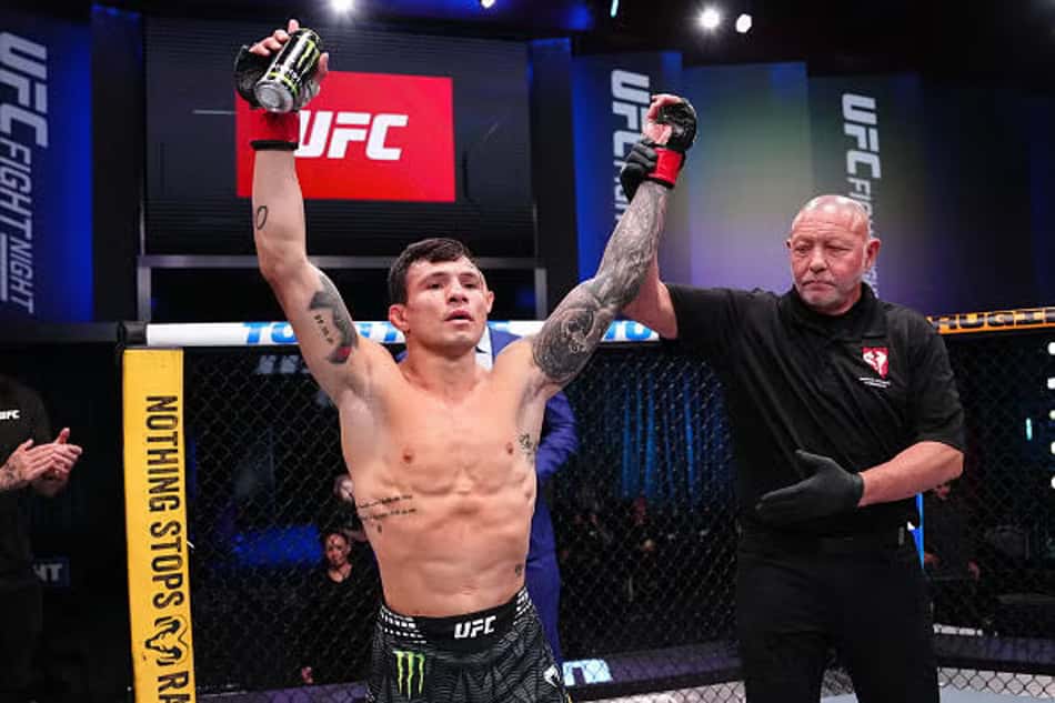 Alessandro Costa comemora vitória sobre Stewart Nicoll no UFC Vegas 115.(Foto: Jeff Bottari/Zuffa LLC/UFC)
