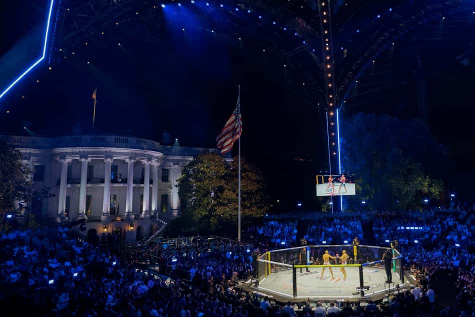 Alex Poatan e Ciryl Gane em ação no UFC Casa Branca (Foto: Evan Vucci / POOL / AFP)