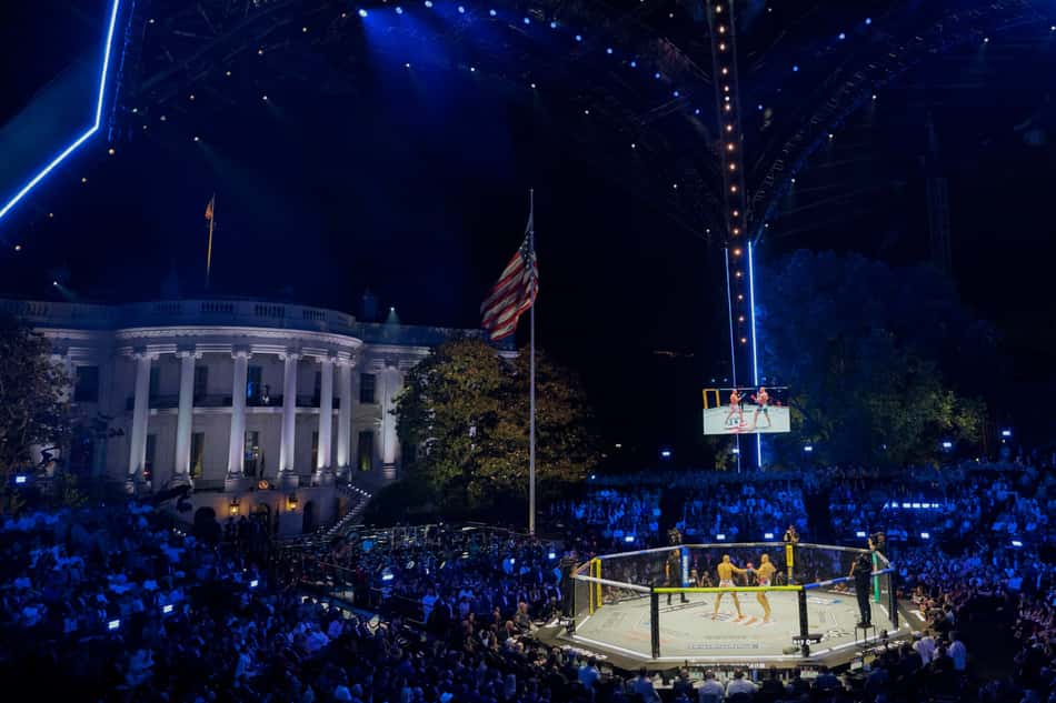 Alex Poatan e Ciryl Gane em ação no UFC Casa Branca (Foto: Evan Vucci / POOL / AFP)