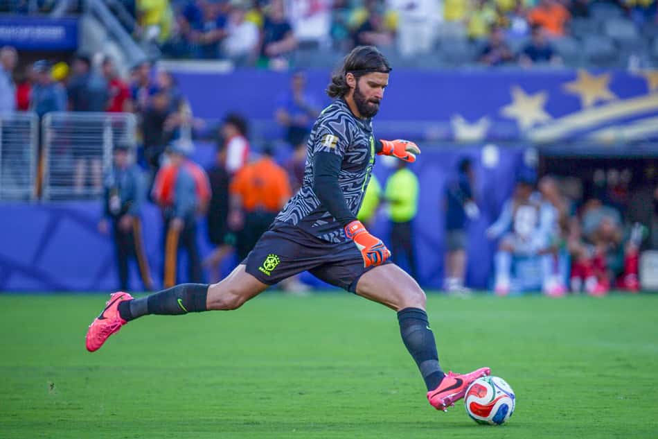 Alisson, durante estreia do Brasil na Copa do Mundo, vestindo o uniforme preto, com detalhes em verde