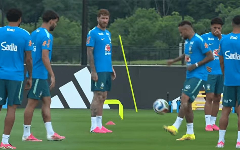 Neymar e Lucas Paquetá em altinha antes do treino da Seleção Brasileira começar