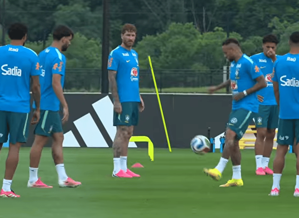 Neymar e Lucas Paquetá em altinha antes do treino da Seleção Brasileira começar