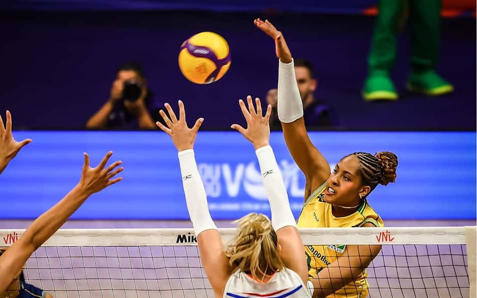 Ana Cristina ataca na estreia da Seleção na VNL contra a Holanda (Foto: Volleyball World)