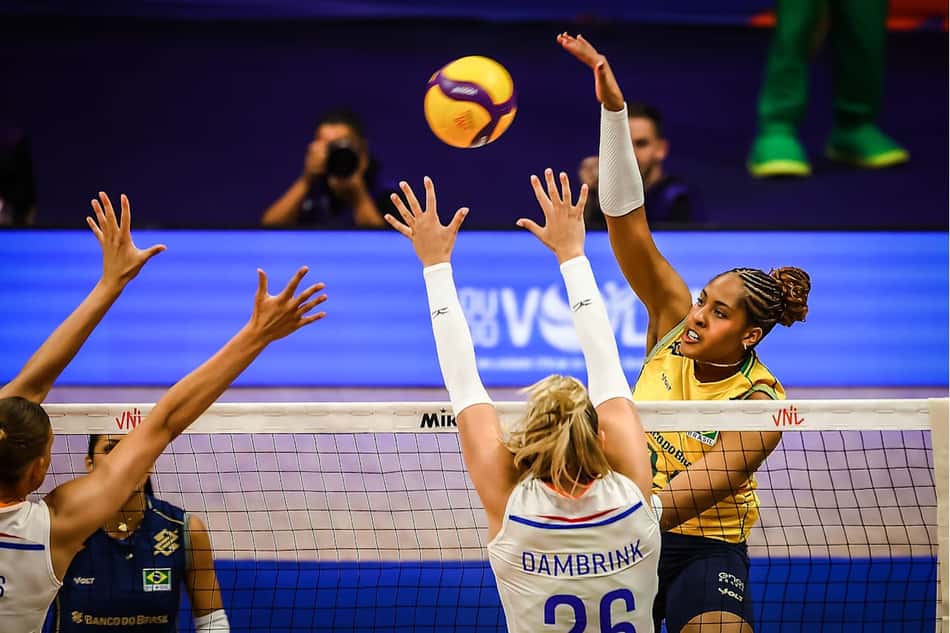 Ana Cristina ataca na estreia da Seleção na VNL contra a Holanda (Foto: Volleyball World)