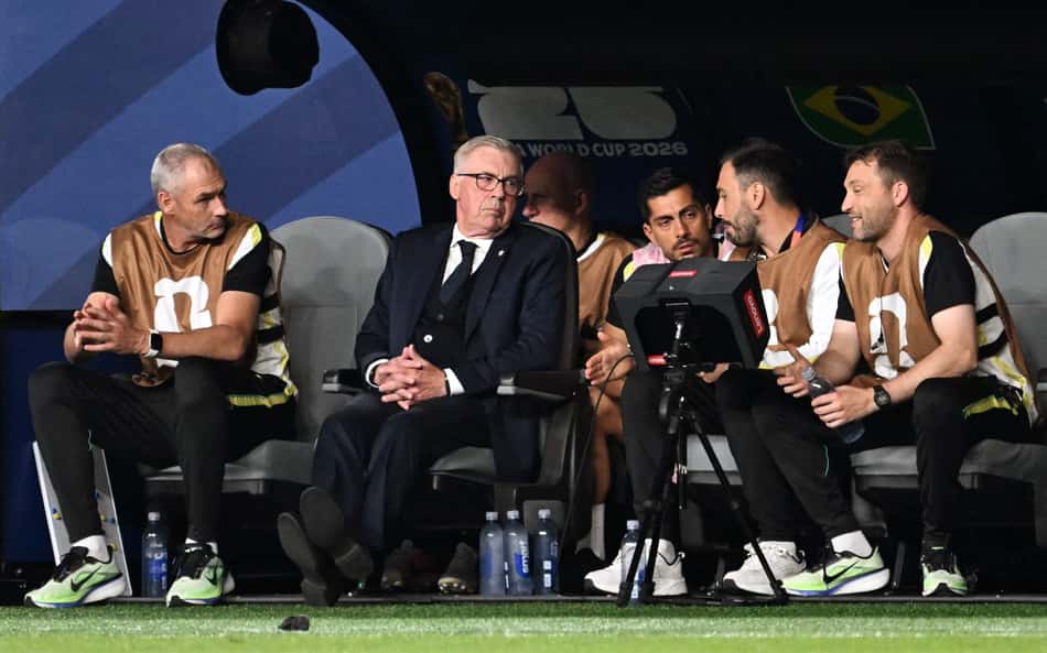 Ancelotti no banco da Seleção Brasileira durante a partida com o Haiti
