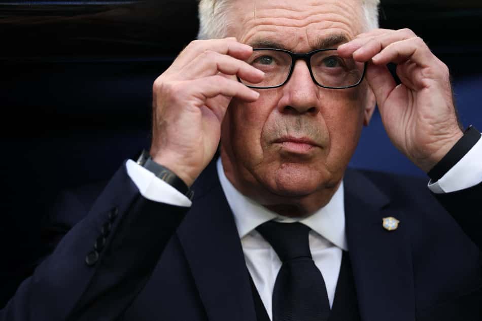 Carlo Ancelotti ajeita os óculos durante Brasil x Escócia, em Miami