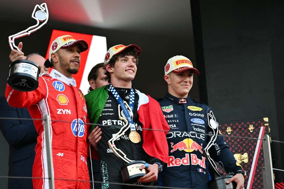 Pódio do GP de Mônaco formado por Lewis Hamilton, Kimi Antonelli e Isack Hadjar na F1 (Foto: Andrej ISAKOVIC / AFP)