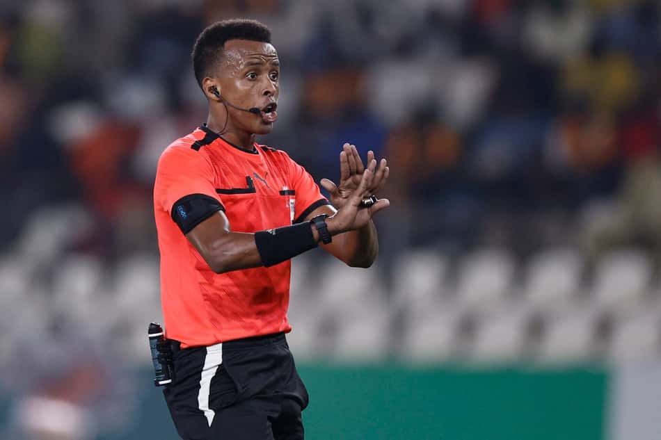 O jovem árbitro somali atuando pré-copa (Foto: KENZO TRIBOUILLARD / AFP)
