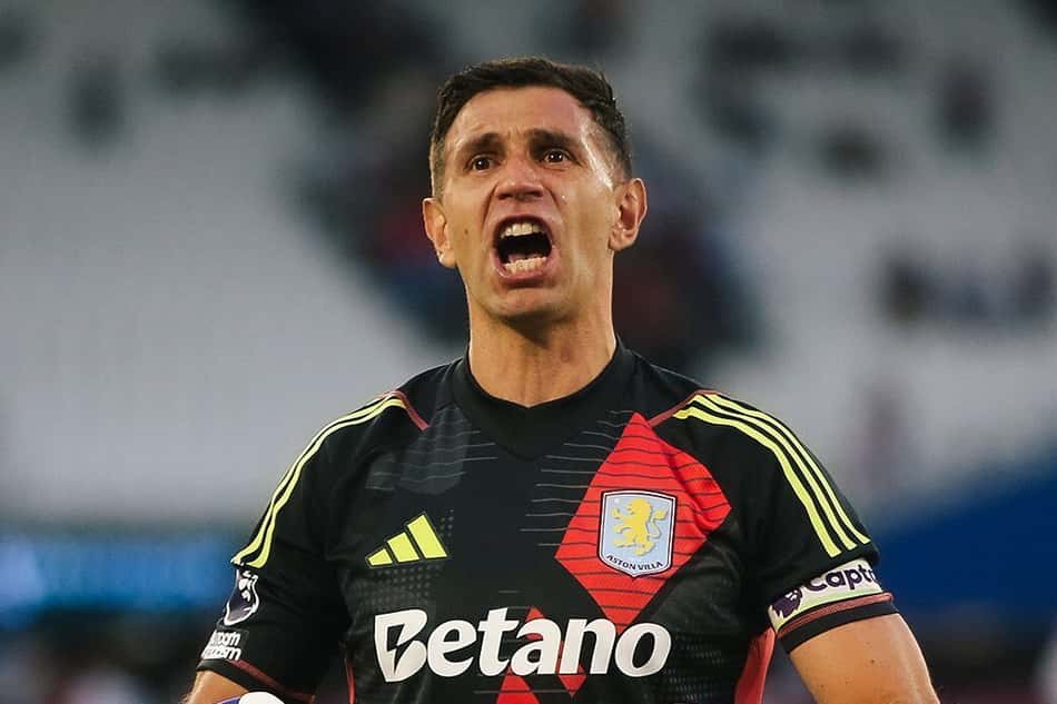 Dibu Martínez comemorando vitória do Aston Villa