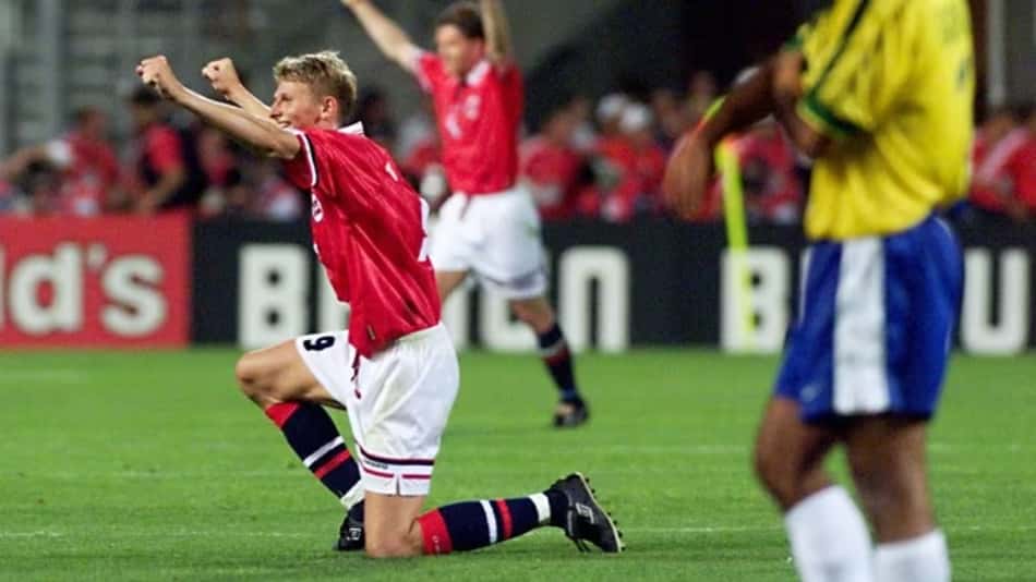 Atacante norueguês agacha para comemorar a vitória sobre o Brasil em 1998