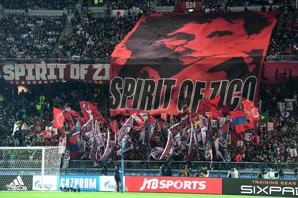 Bandeira da torcida do Kashima Antlers com o legado de Zico, na escrita Spirit of Zico