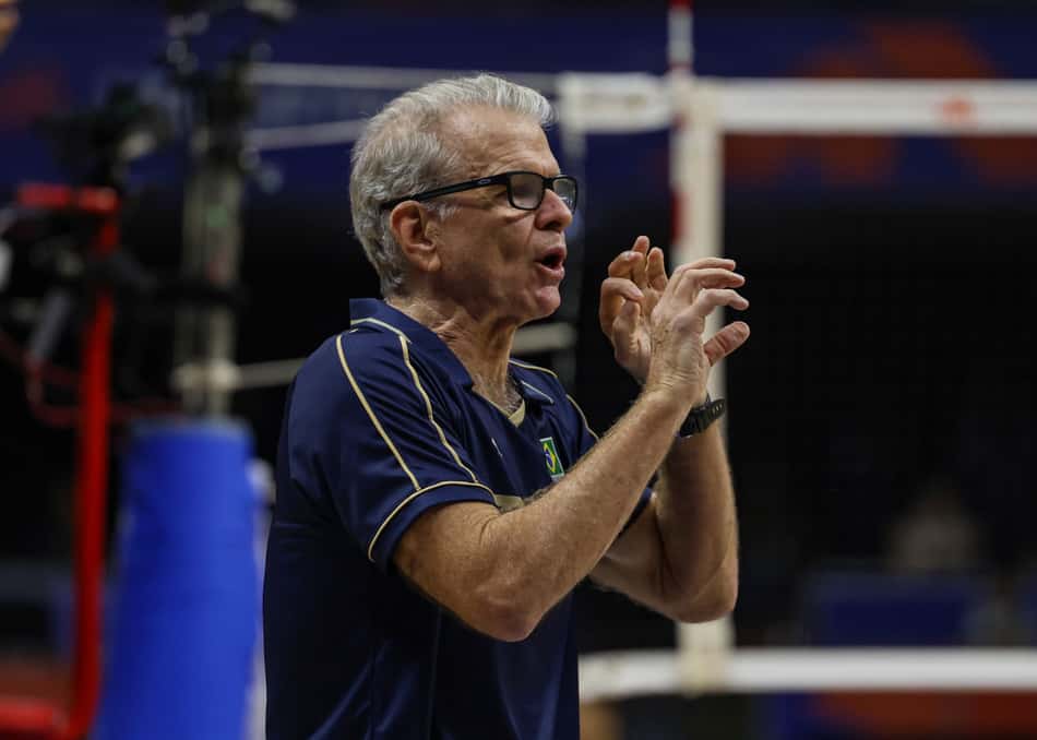 O técnico Bernardinho orienta o time durante o jogo contra a Argentina, pela VNL