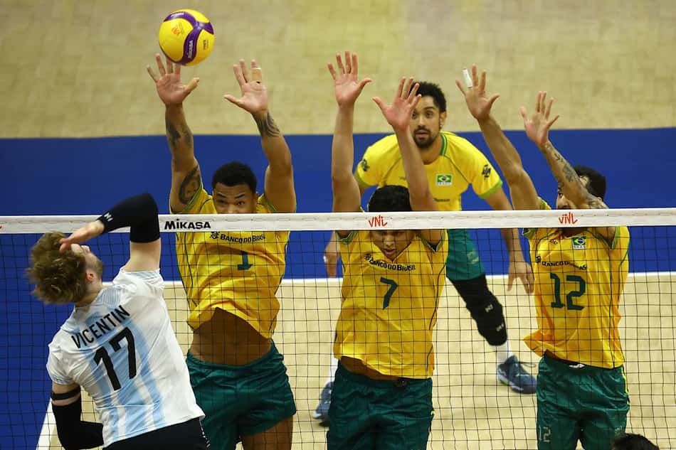 Bloqueio brasileiro em ação durante partida contra a Argentina na VNL