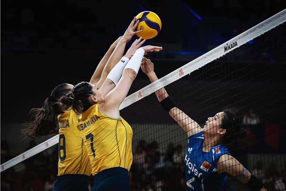 Bloqueio brasileiro em ação durante o duelo contra a China na VNL