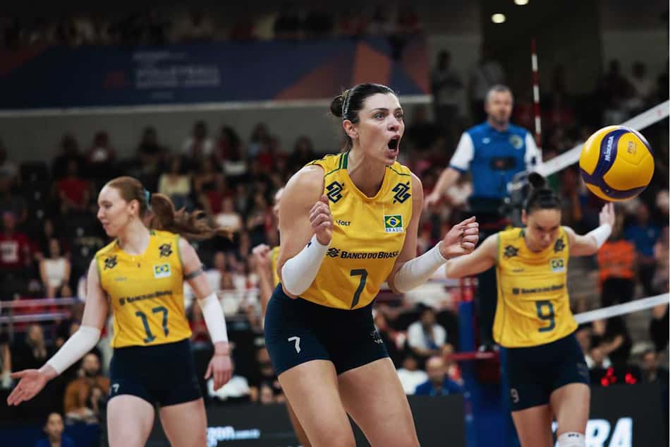 Jogadoras do Brasil comemoram ponto em vitória sobre a Bélgica na VNL