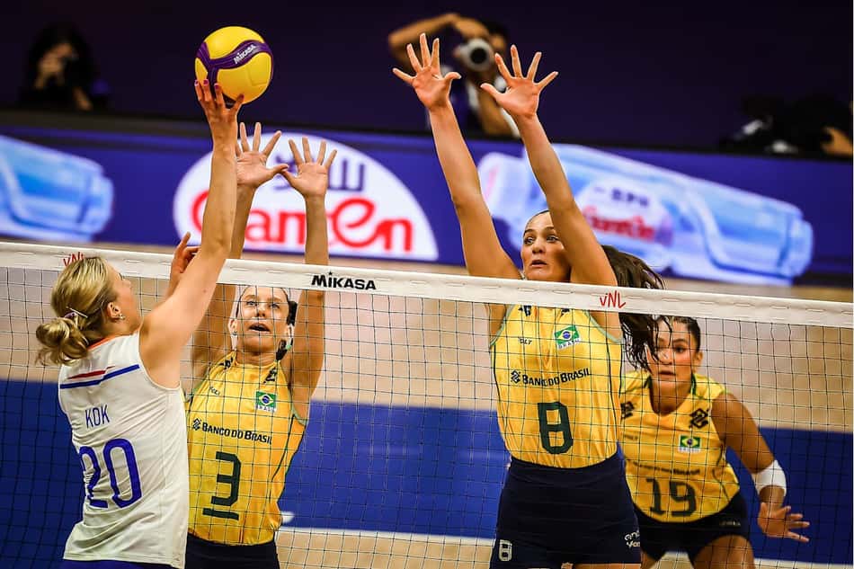 Macris e Julia Kudiess compõem o bloqueio em Brasil x Holanda pela VNL 2026 (Foto: Volleyball World)