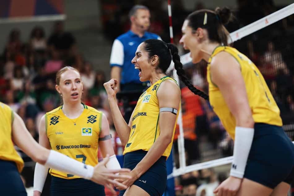 Jogadoras da seleção brasileira comemoram ponto contra a Bélgica na VNL