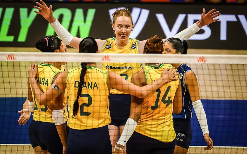 Jogadoras da Seleção Brasileira comemoram ponto no jogo contra a Holanda pela VNL 2026 (Foto: Volleyball World)