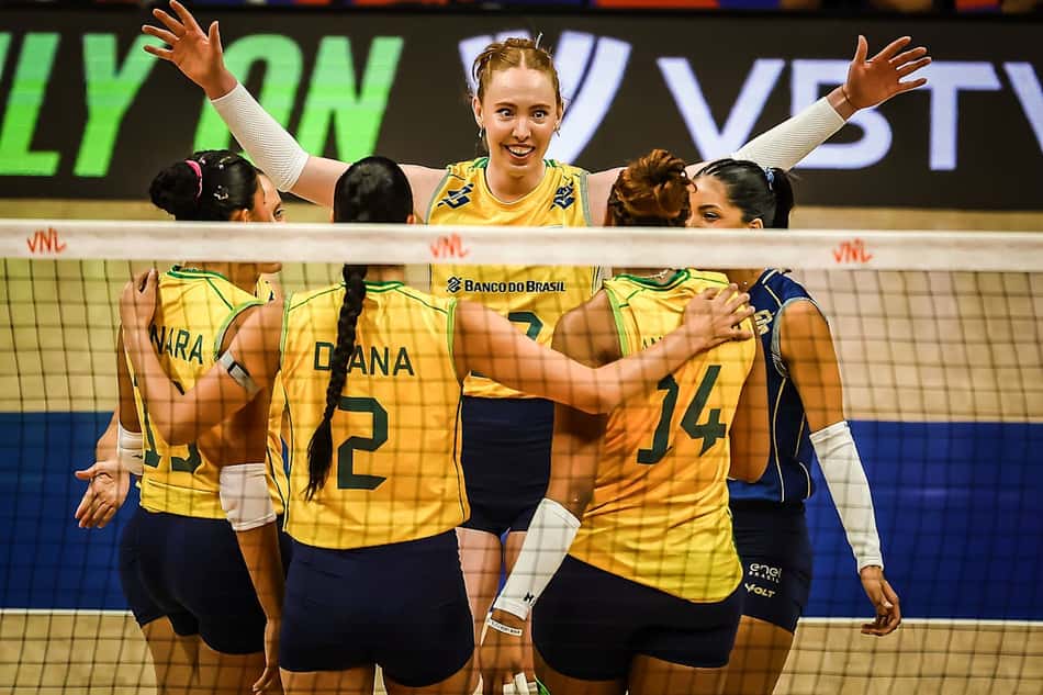 Jogadoras da Seleção Brasileira comemoram ponto no jogo contra a Holanda pela VNL 2026 (Foto: Volleyball World)