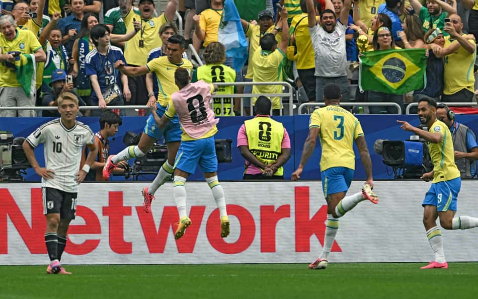 Jogadores do Brasil comemoram o gol de Casemiro contra o Japão pela Copa do Mundo